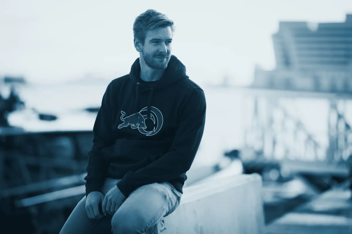 Barnabé Delarze sitting on a harbour wall